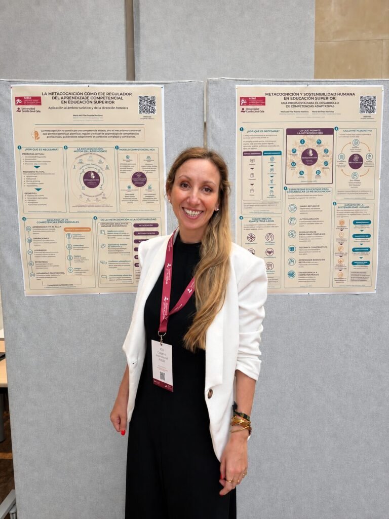 Pilar Puente Martínez presentando un póster en un congreso